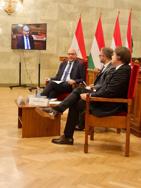 Il Presidente Fontana a colloquio con il Commissario europeo per l'allargamento e la politica di vicinato, Olivér Várhelyi, e il moderatore dei lavori, il direttore politico presso l’Ufficio del Primo Ministro ungherese, Balázs Orbán