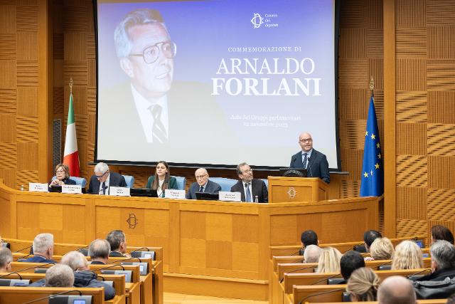 Il Presidente Fontana durante la commemorazione di Arnaldo Forlani