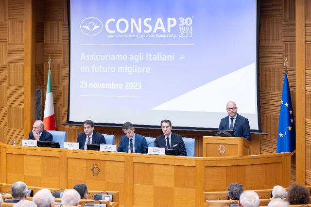 Il Presidente Fontana in occasione del trentennale dalla fondazione di CONSAP, con Vincenzo Sanasi d’Arpe e Sestino Giacomoni, amministratore delegato e presidente di CONSAP, il ministro Raffaele Fitto ed il direttore di Milano Finanza, Roberto Sommella