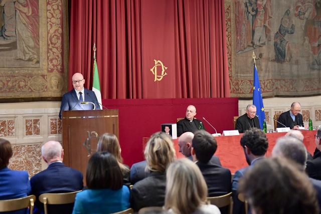 Il Presidente Fontana rivolge il proprio indirizzo di saluto in occasione della Lectio Magistralis del Card. Pietro Parolin, Segretario di Stato di Sua Santità. Al tavolo dei relatori Don Stefano Peretti, lo stesso Card. Parolin e Mons. Ermenegildo Frigo.