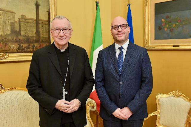 Il Presidente Fontana assieme al Cardinale Pietro Parolin, Segretario di Stato di Sua Santità, in occasione della Lectio Magistralis tenuta da quest’ultimo presso la Camera dei deputati.