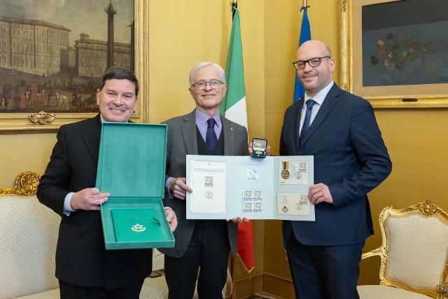 Il Presidente Fontana riceve doni celebrativi del centenario della “Stella al Merito del Lavoro” da Elio Giovati e Lino Piacentini, rispettivamente Presidente e Segretario Nazionale della Federazione Nazionale dei Maestri del Lavoro.