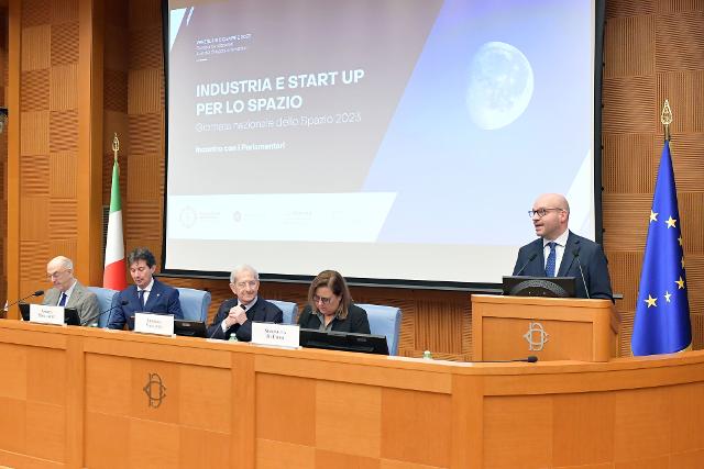 Il Presidente Fontana con Simonetta Di Pippo, Luciano Violante, Andrea Mascaretti e Sergio Marchisio in occasione del Convegno 'Industria e startup per lo spazio'