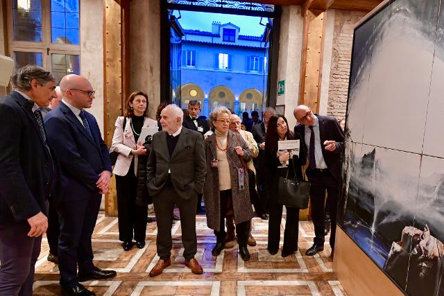 Il Presidente della Camera dei deputati, Lorenzo Fontana, ha inaugurato la mostra del Maestro Gigino Falconi 'Bellezza creativa' allestita nella Sala del Cenacolo nel complesso di Vicolo Valdina.