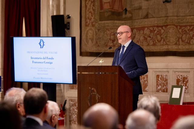 Il Presidente Fontana durante il suo indirizzo di saluto alla presentazione del volume “Inventario del fondo Francesco Cossiga”