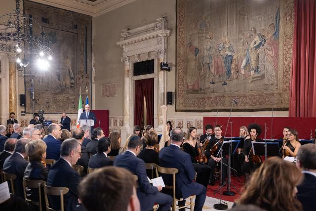 Il Presidente Lorenzo Fontana il un momento dell’evento “Ascoltare la storia, per non dimenticare. Testimonianze e ricordi dei ‘giusti’ italiani” con la partecipazione dell’Orchestra e coro dell’Accademia Teatro alla Scala