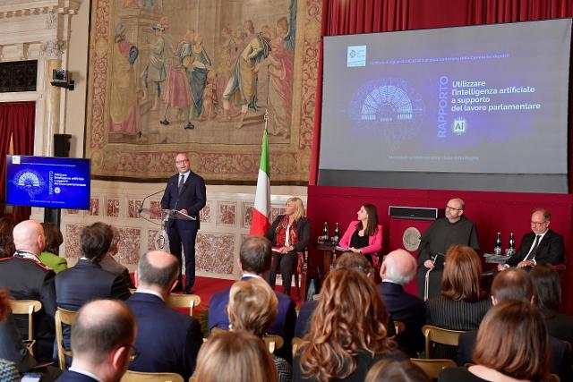 Il presidente Fontana durante il suo indirizzo di saluto. Accanto i lui i relatori Rita Cucchiara, Anna Ascani, vice Presidente della Camera, Paolo Benanti e Gianluca Misuraca.