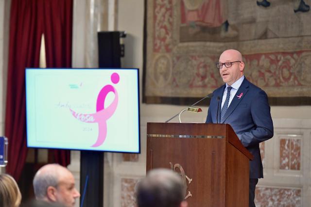Il Presidente Fontana durante il suo indirizzo di saluto all’evento “Ambasciatori in Rosa”, organizzato dall’Associazione Susan G. Komen Italia