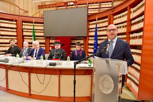 Il Presidente Lorenzo Fontana con l'europarlamentare Marco Campomenosi in un momento del saluto al convegno 'Cristiani d'Oriente: Profili storico-giuridici e culturali'