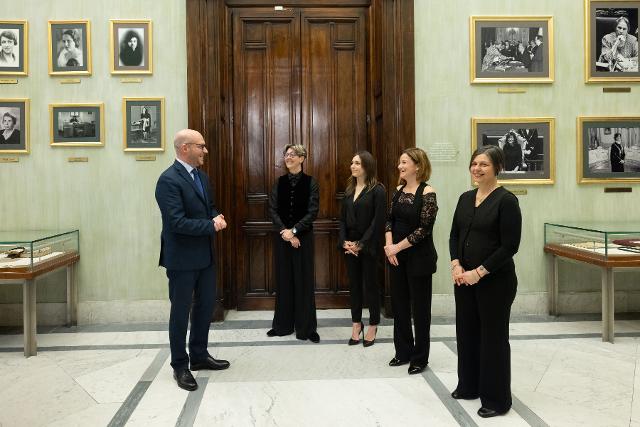 Il Presidente della Camera dei deputati, Lorenzo Fontana, nella Sala delle Donne, assieme alle artiste del Quartetto “Aida” Elena Foroni, Martina Dainelli, Elisa Gerolimetto e Lucia Luconi.