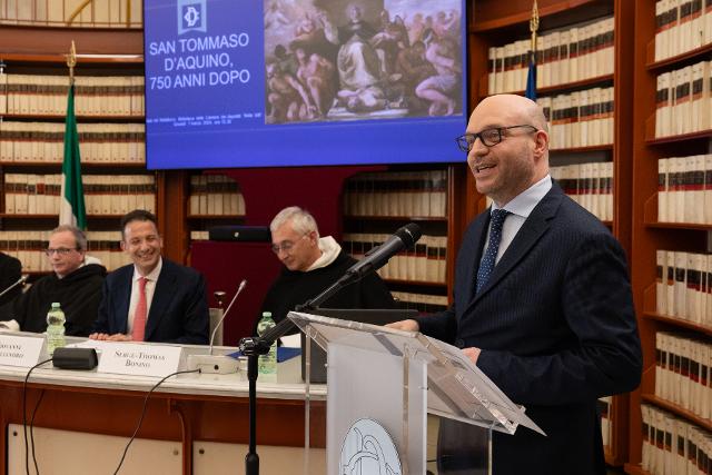 Il Presidente Lorenzo Fontana durante il suo intervento in occasione del convegno “San Tommaso d’Aquino, 750 anni dopo” presso la Sala del Refettorio.