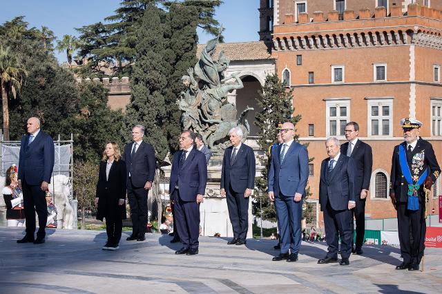 Il Presidente Fontana con il Presidente del Senato della Repubblica, Ignazio La Russa, il Presidente del Consiglio dei Ministri, Giorgia Meloni, il Presidente della Corte costituzionale, Augusto Antonio Barbera, e il Ministro della difesa, Guido Crosetto,