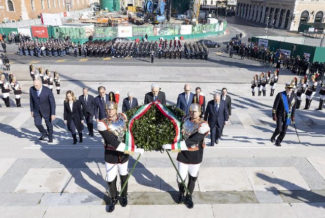 Un momento della  Deposizione di una corona d’alloro al Sacello del Milite Ignoto da parte del Presidente della Repubblica, Sergio Mattarella, in occasione della Giornata dell’Unità Nazionale, della Costituzione, dell’Inno e della Bandiera.