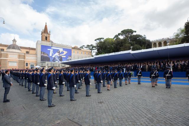 Un momento della Cerimonia nazionale per il 172° Anniversario della Fondazione della Polizia, in Piazza del Popolo a Roma.