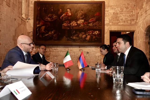Il Presidente Fontana durante il suo incontro con la delegazione armena, guidata dal Presidente dell'Assemblea Nazionale Alen Simonyan.A latere dell’incontro i Presidenti hanno firmato un protocollo di collaborazione parlamentare.