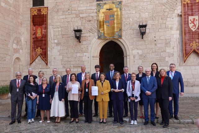 Il Presidente Lorenzo Fontana, secondo da destra in prima fila, assieme ai suoi omologhi che hanno partecipato alla Conferenza dei Presidenti dei Parlamenti dell’Unione Europea, tenutasi a Palma di Maiorca con tema l’autonomia strategica dell’Ue. 