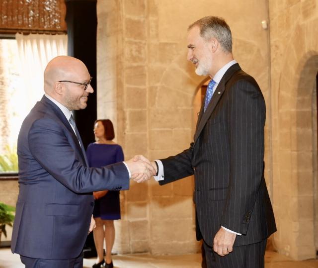 Il Presidente Fontana con Felipe VI, re di Spagna dal 2014.Il sovrano iberico ha rivolto un indirizzo di saluto ai partecipanti all'inizio della Conferenza.