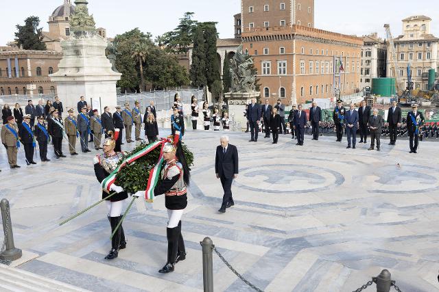 Il Capo dello Stato procede alla deposizione della corona alla presenza delle più alte cariche politiche e militari.