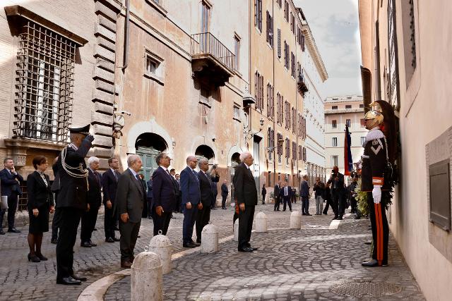 Il Presidente Fontana durante la deposizione di una corona in via Caetani, da parte del Presidente della Repubblica, Sergio Mattarella