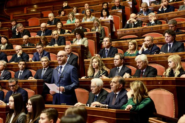 Il Presidente Fontana nell'Aula del Senato della Repubbllica durante la celebrazione del Giorno della memoria dedicato alle vittime del terrorismo e delle stragi di tale matrice
