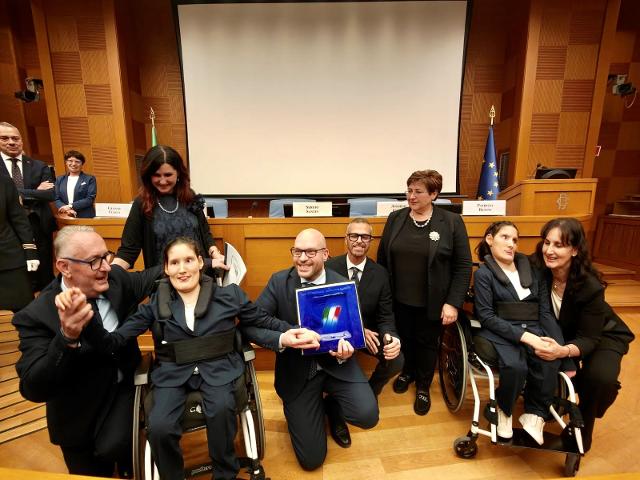 Il Presidente Fontana con Sergio Santin e sua moglie Stefania, fondatori dell' Associazione Bottega dei Talenti Caterina & Francesca APS, e le figlie Caterina e Francesca.