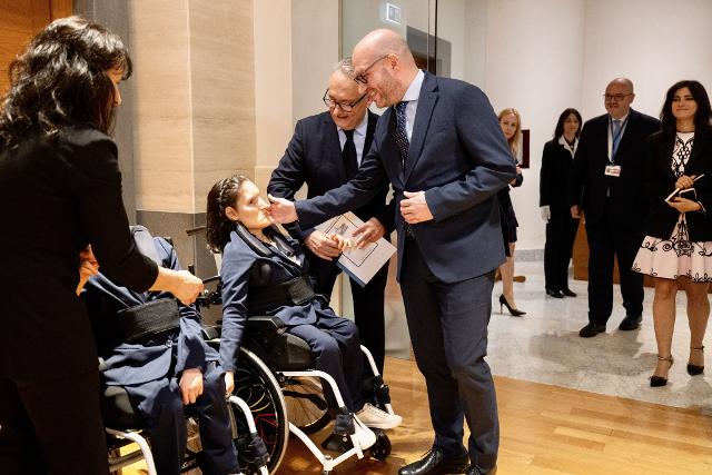 Il Presidente della Camera Lorenzo Fontana, durante l'incontro con Caterina e Francesca.