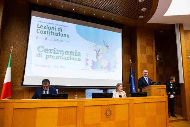 Il Presidente Lorenzo Fontana in un momento della Cerimonia conclusiva del progetto “Dalle aule parlamentari alle aule di scuola. Lezioni di Costituzione”  
