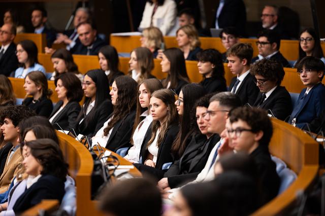 Il Presidente Lorenzo Fontana in un momento della Cerimonia conclusiva del progetto “Dalle aule parlamentari alle aule di scuola. Lezioni di Costituzione”  