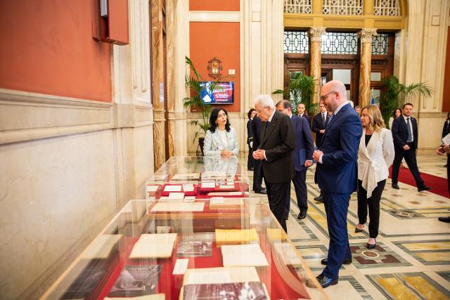 Il Presidente Fontana con il Presidente della Repubblica, il Presidente del Senato della Repubblica e il Presidente del Consiglio dei Ministri durante la visita dell'esposizione dedicata a “Matteotti parlamentare” allestita in Transatlantico.