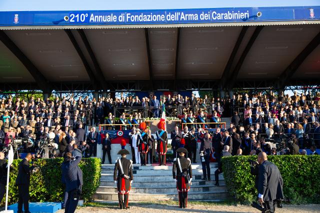 Il Presidente Mattarella, coadiuvato dai ministri della difesa e dell’interno, dal Capo di Stato maggiore della difesa e dal Comandante generale dell’Arma dei Carabinieri, consegna una medaglia d’Oro al Valor Civile alla Bandiera di Guerra dell’Ar