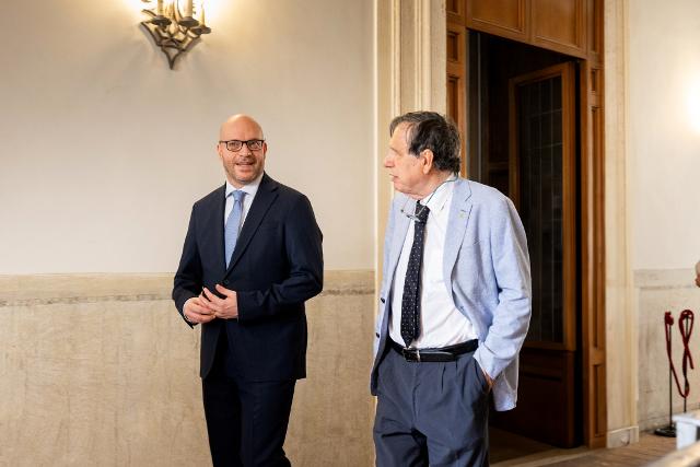 Il Presidente Fontana con Giorgio Parisi, Vicepresidente dell’Accademia Nazionale dei Lincei e Premio Nobel per la Fisica in occasione dell’Adunanza pubblica a Classi Riunite per la chiusura dell'anno accademico 2023-2024