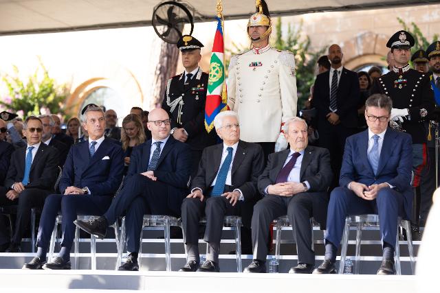 Da destra a sinistra, in tribuna presidenziale, il Ministro Giorgetti, il Presidente della Corte costituzionale Barbera, il Presidente della Repubblica Mattarella, il Presidente della Camera Fontana e il senatore De Poli.
