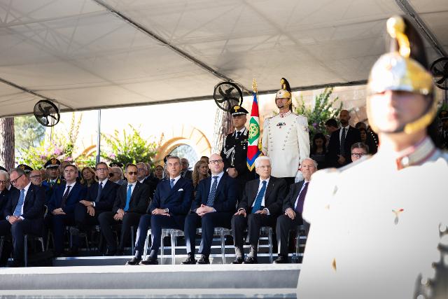 Le alte cariche dello Stato durante la cerimonia di celebrazione del 250° anniversario di fondazione della Guardia di Finanza.