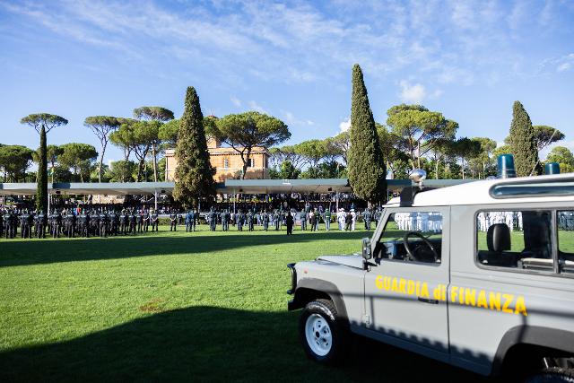 Campo largo su piazza di Siena, con i militari della Guardia di Finanza sull'attenti innanzi alle tribune.