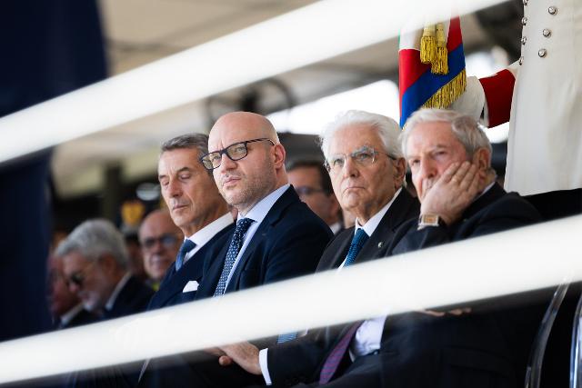 Il senatore Antonio De Poli, il Presidente della Camera Lorenzo Fontana, il Presidente della Repubblica Sergio Mattarella e il Presidente della Corte costituzionale Augusto Barbera osservano la celebrazione.