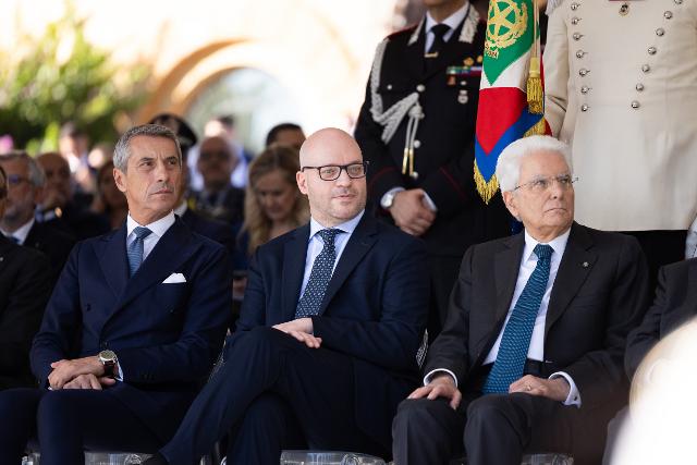 Il Presidente della Camera dei deputati, Lorenzo Fontana, accanto al Presidente della Repubblica Sergio Mattarella e all'onorevole Antonio De Poli, Questore del Senato della Repubblica.