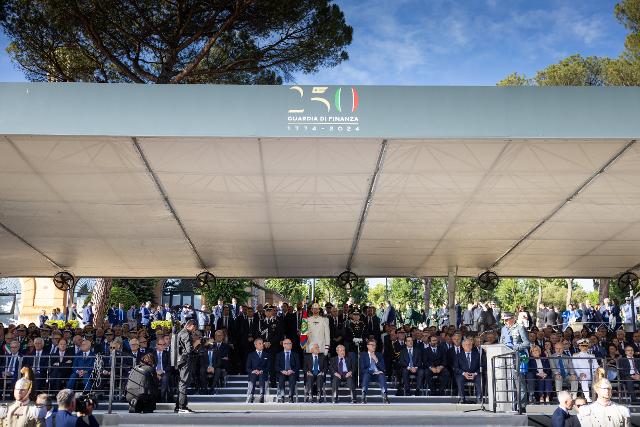 La tribuna di Piazza di Siena, con in prima fila le più alte autorità convenute.