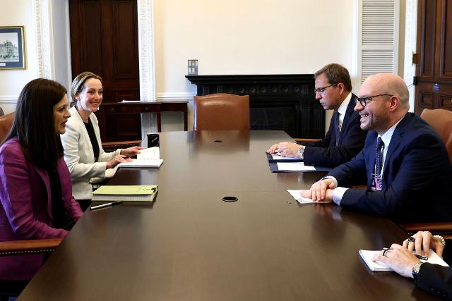 Il Presidente Fontana durante l'incontro con Anne Neuberger, Viceconsigliere per la Sicurezza Nazionale per la cybersecurity e le tecnologie emergenti - Stati Uniti d'America, Washington DC.