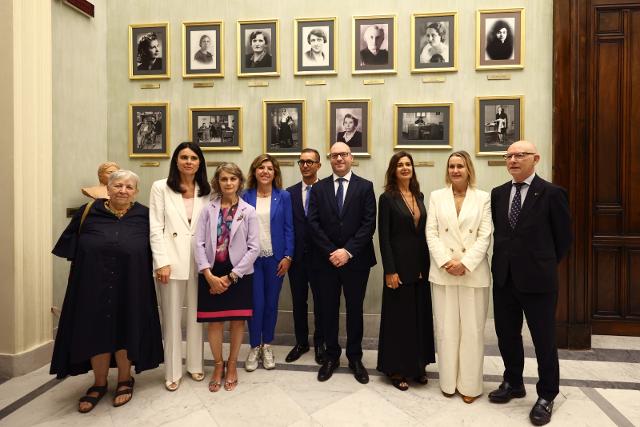 Il Presidente Lorenzo Fontana con le deputate Laura Boldrini, Deborah Bergamini, Tiziana Nisini e Simona Bonafè e con la Presidente della Commissione Pari Opportunità della Regione Toscana, Francesca Basanieri