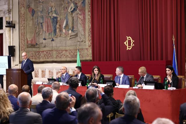 Il Presidente Fontana durante il suo indirizzo di saluto alla Presentazione della Relazione sull’attività svolta dalla Commissione parlamentare di inchiesta sulle condizioni di lavoro in Italia a fronte del tragico incidente ferroviario di Brandizzo de