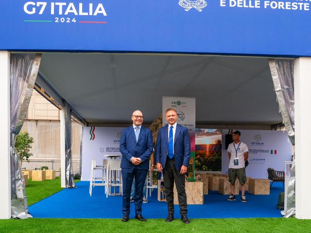 Il Presidente della Camera dei deputati, Lorenzo Fontana, con il Ministro dell’agricoltura, della sovranità alimentare e delle foreste Francesco Lollobrigida.