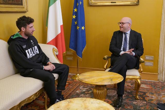 Il Presidente della Camera, Lorenzo Fontana, a colloquio con Stefano Raimondi, che milita nel gruppo sportivo della Polizia di Stato.