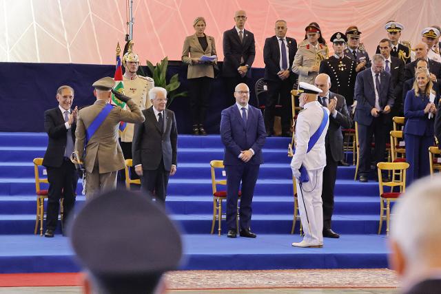 Un momento della cerimonia di avvicendamento tra il Capo di Stato Maggiore della Difesa uscente, Ammiraglio Giuseppe Cavo Dragone, e quello subentrante, Generale Luciano Antonio Portolano.