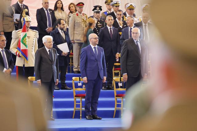 Il Presidente della Camera, Lorenzo Fontana, durante la cerimonia di avvicendamento, assieme al Presidente della Repubblica, Sergio Mattarella, al Presidente del Senato, Ignazio La Russa, e al Ministro della Difesa, Guido Crosetto.