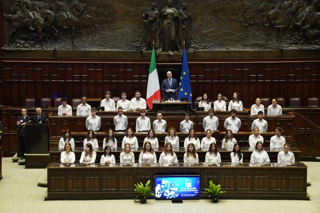 Il Presidente della Camera dei deputati, Lorenzo Fontana, con i ragazzi del coro del Liceo Scientifico statale “Augusto Righi” e del Liceo Classico statale “Ennio Quirino Visconti” di Roma