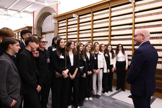 Il Presidente della Camera, Lorenzo Fontana, in un momento dell'incontro con gli studenti del liceo Chris Cappell College di Anzio