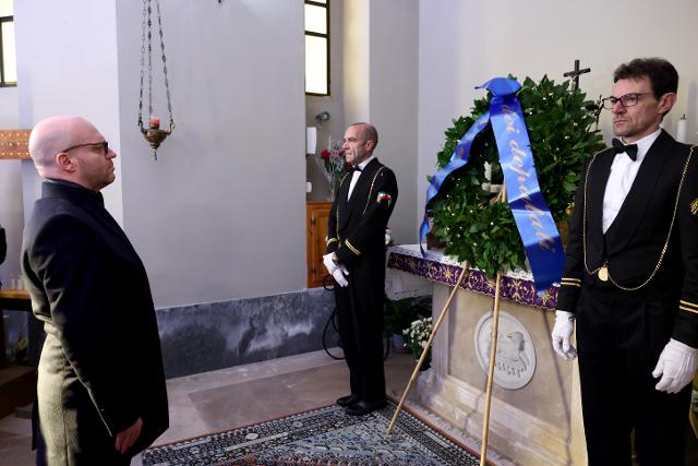 Il Presidente della Camera, Lorenzo Fontana, nel corso della deposizione di una corona di alloro in occasione dell’81° anniversario dell’Eccidio dei Limmari