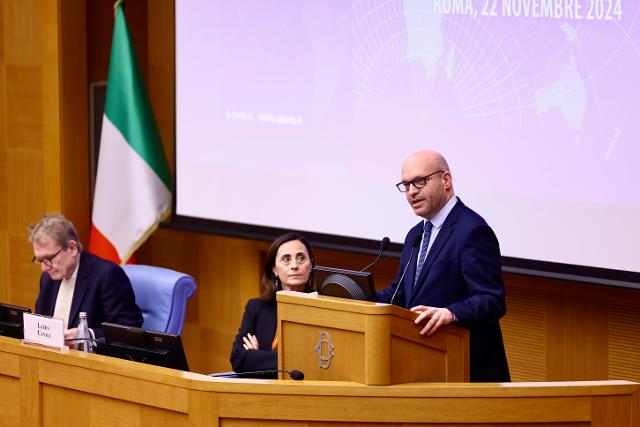 Il Presidente Fontana durante il suo indirizzo di saluto al seminario “Italia, pensare l’impensabile”.