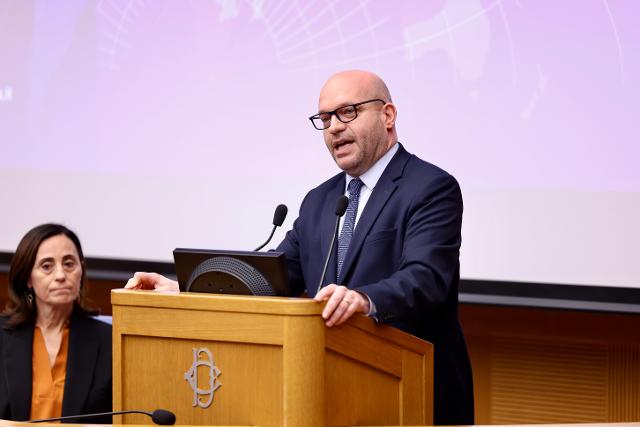 Il Presidente Fontana durante il suo indirizzo di saluto al seminario “Italia, pensare l’impensabile”.