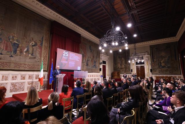 Il Presidente della Camera, Lorenzo Fontana, nella Sala della Regina a Palazzo Montecitorio, rivolge il proprio indirizzo di saluto prima della messa in scena dello spettacolo teatrale, tratto da un romanzo di Roberto Ottonelli.